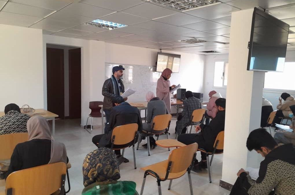 طلبة مادة الكيمياء الحيوية يجرون امتحاناتهم