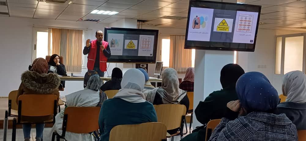 جامعة بنغازي تنظم محاضرة توعوية حول السلامة الحيوية والمهنية بكلية طب وجراحة الفم والأسنان