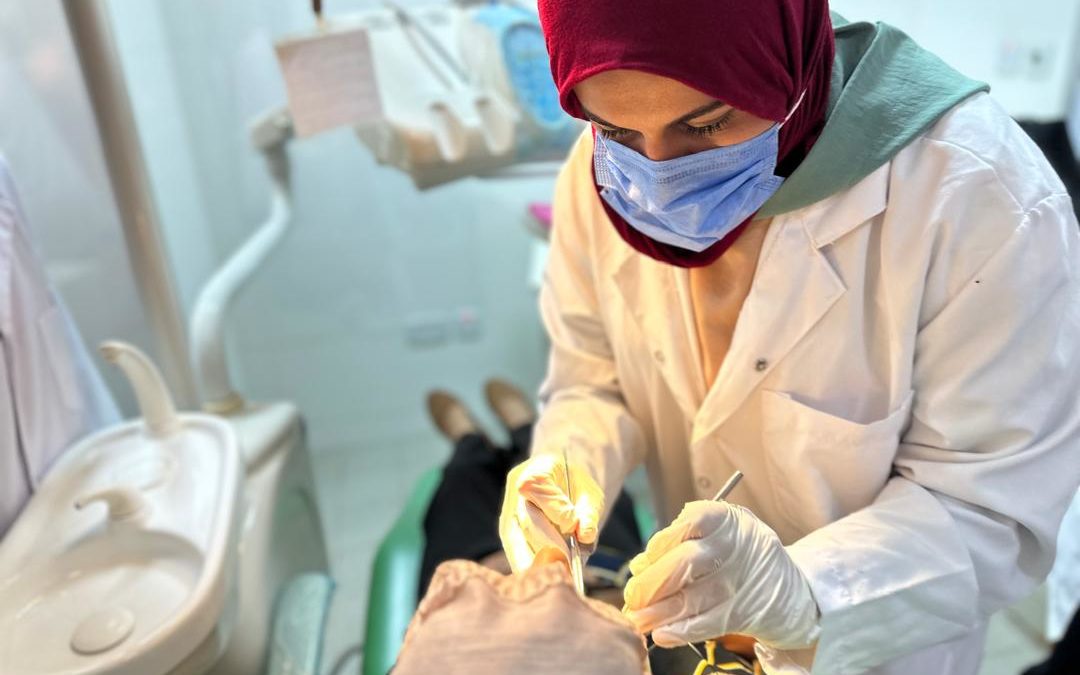 كلية طب وجراحة الفم والأسنان يجري التطبيق العملي تحت إشراف نخبة من الأطباء 