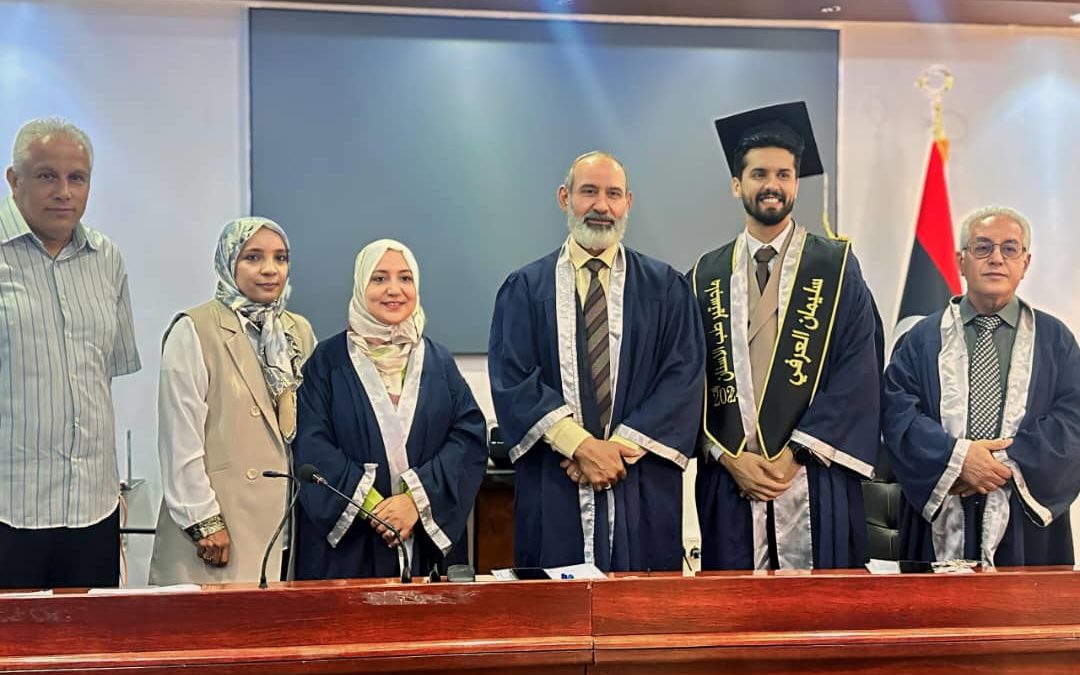 طبيب أسنان يناقش رسالة الماجستير في العلاج التحفظي وعلاج الجذور