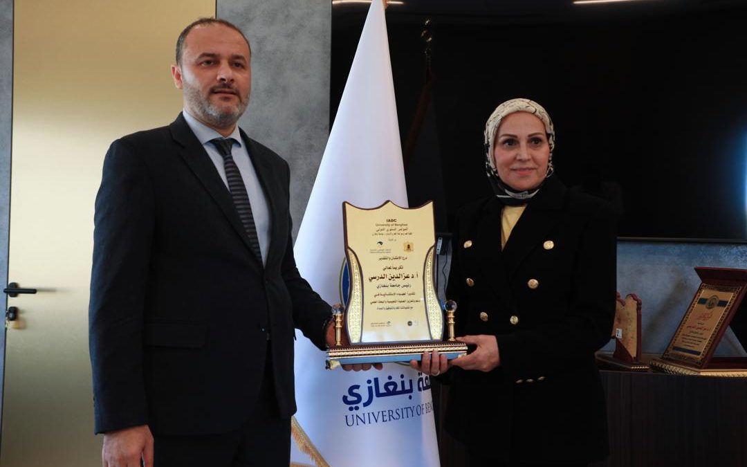 كلية طب وجراحة الفم والأسنان بجامعة بنغازي تكرم رئيس الجامعة بدرع الامتنان والتقدير