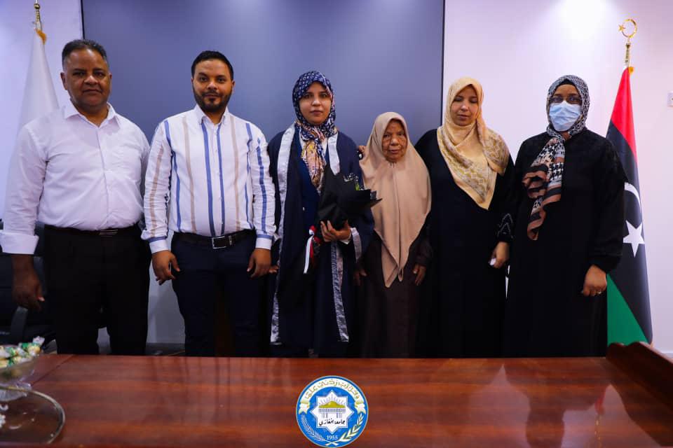 تقدير عمر الإنسان عن طريق الخطوط الإضافية من إسمنت الأسنان