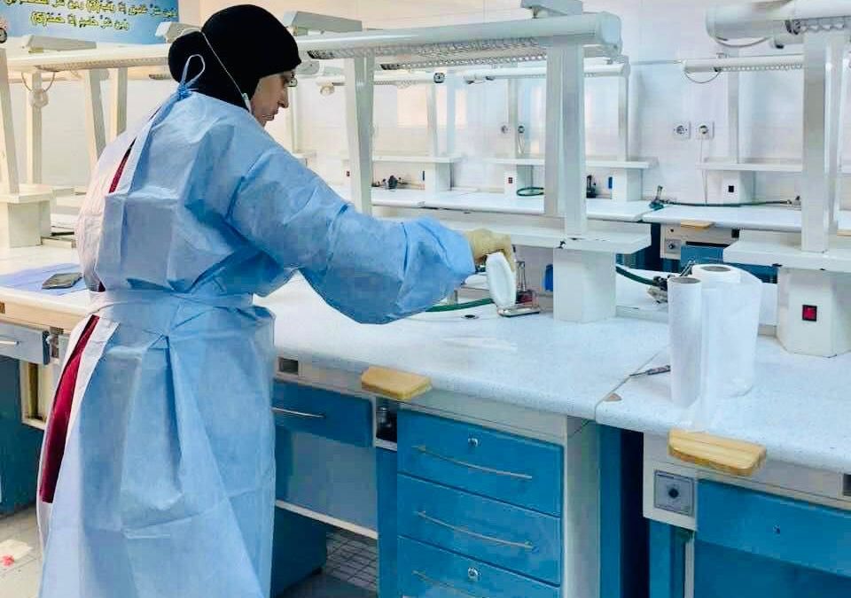 كلية طب وجراحة الفم والأسنان تنظم كحملة لتعقيم وتطهير المعامل  