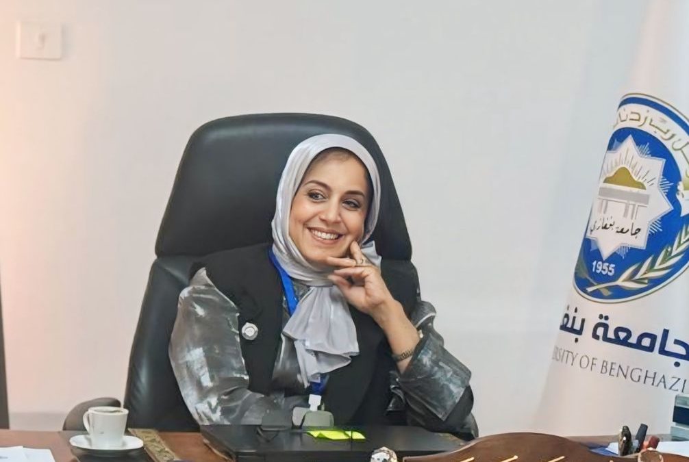 تسليم مهام وكيل كلية طب الأسنان بين الدكتورة أمل الفسي والدكتور أحمد الرملي