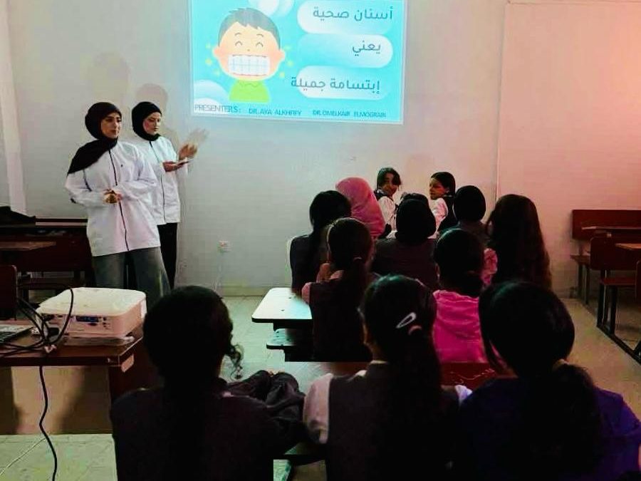 قسم طب الفم الوقائي ينظم حملة توعوية لطلبة المدارس لتعزيز صحة الفم والأسنان