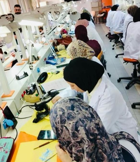 رحلة تبدأ من الدراسة النظرية لتصل إلى التطبيق العملي بقسم طب الفم الحيوي