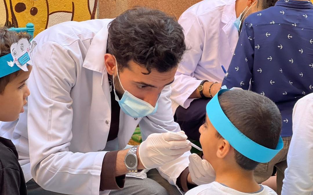 كلية طب وجراحة الفم والأسنان واصل حملاتها التوعوية لتعزيز صحة الفم لدى الأطفال